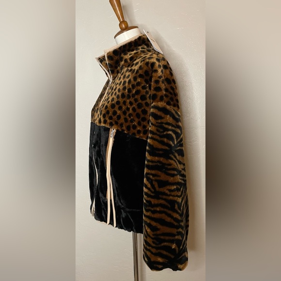 🎉HP🎉New! UGG Leopard Animalia Sherpa Fuzzy Zip Jacket Size Medium🐆🖤 - Picture 6 of 11
